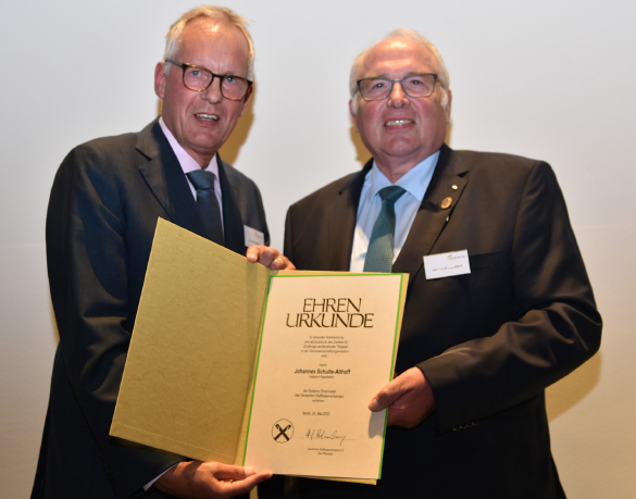 Goldene Raiffeisen-Nadel für Johannes Schulte-Althoff